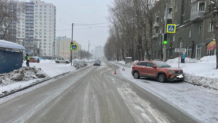 В Новосибирске 12-летний мальчик перебегал дорогу на красный и попал под машину