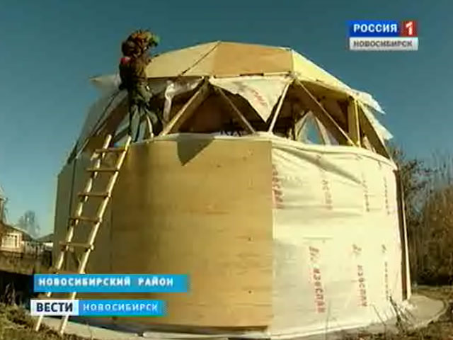 Энтузиасты возводят двухэтажный дом-купол неподалеку от Новосибирска