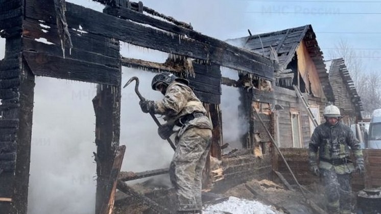 Три частных дома загорелись в Ленинском районе Новосибирска утром 12 января