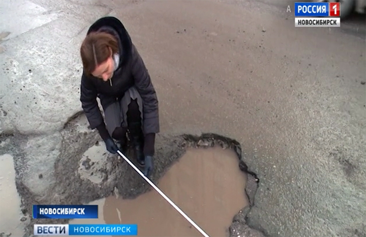 На ямы полметра глубиной жалуются автомобилисты в Новосибирске