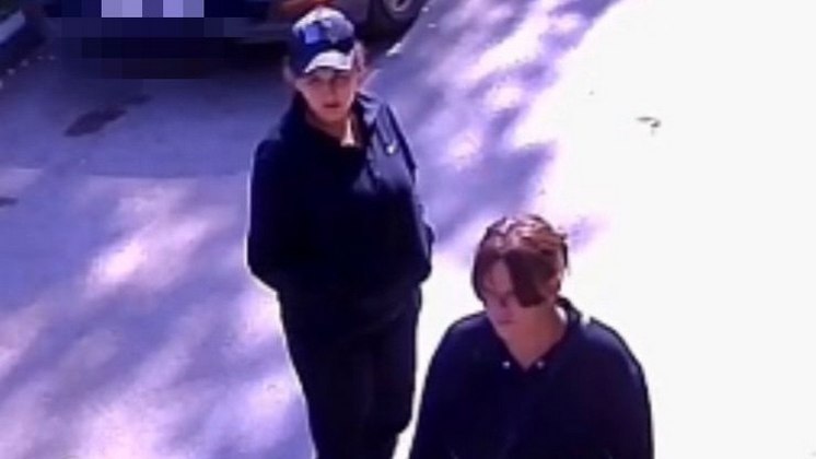 В Новосибирске разыскивают укравших из квартиры золотые украшения женщин