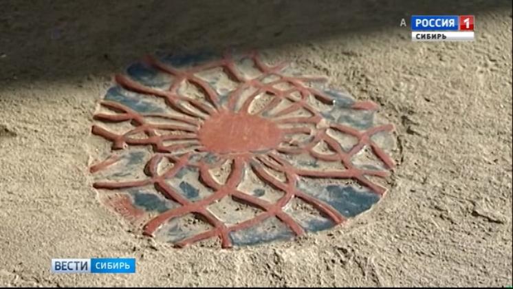 Житель Иркутска латает дыры в тротуарах керамической плиткой
