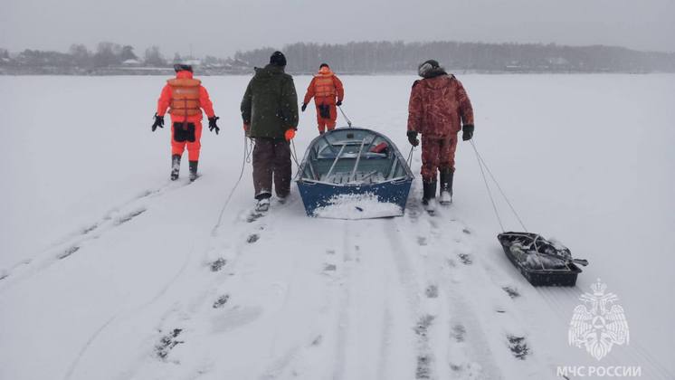 В Новосибирском водохранилище девятерых рыбаков унесло от берега на льдине