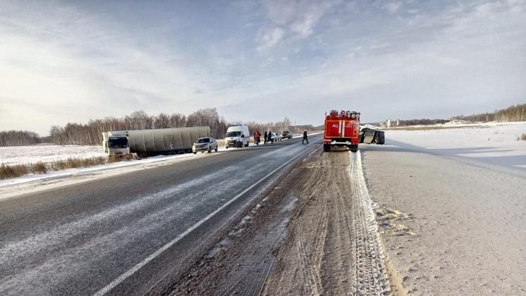 36-летний водитель погиб в аварии с грузовиком на новосибирской трассе