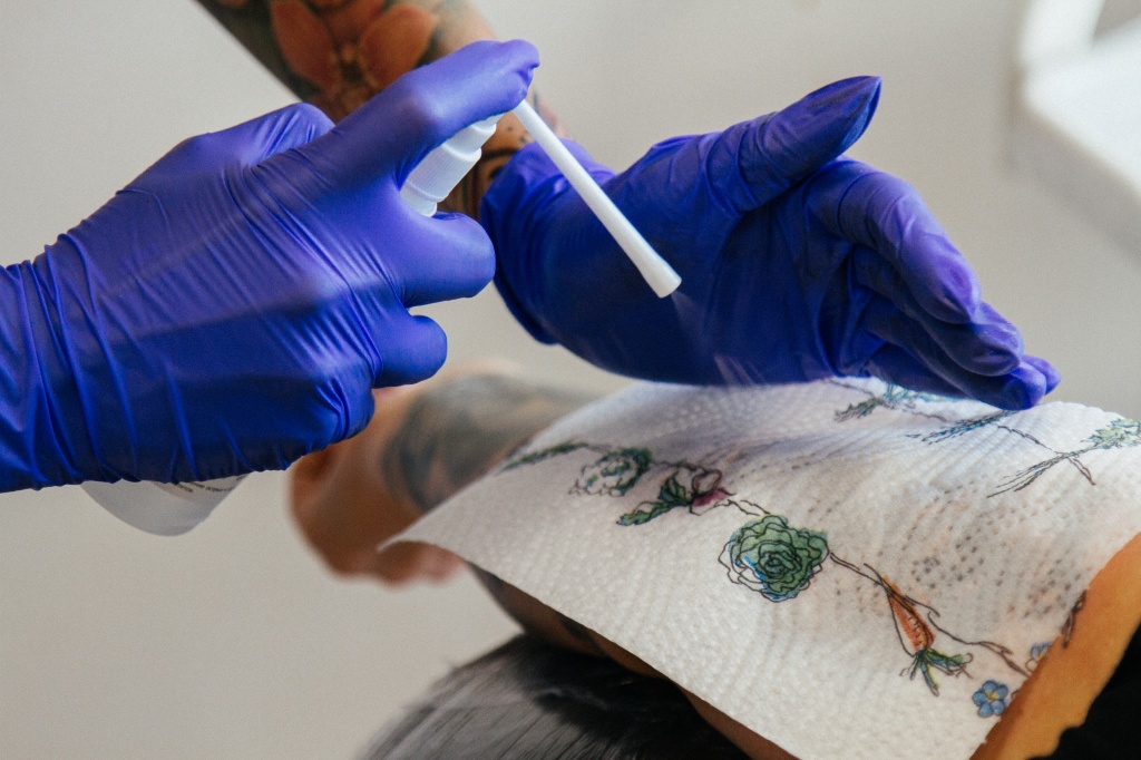 Обработка после окончания работы над татуировкой повышает скорость заживления кожи.