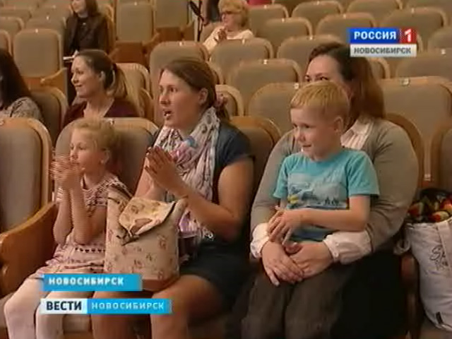 Новосибирский театр оперы и балета устроил необычную экскурсию для мам с детьми