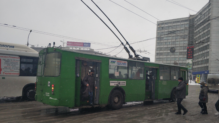В Новосибирске из-за обрыва проводов изменили маршруты пассажирского транспорта
