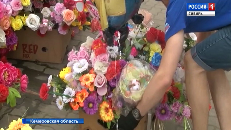 В Кемерове начали разбирать стихийный мемориал после трагедии в «Зимней вишне»