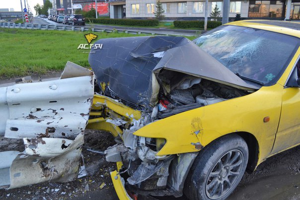 Пьяные подростки разбились на угнанной «Тойоте» в центре Новосибирска