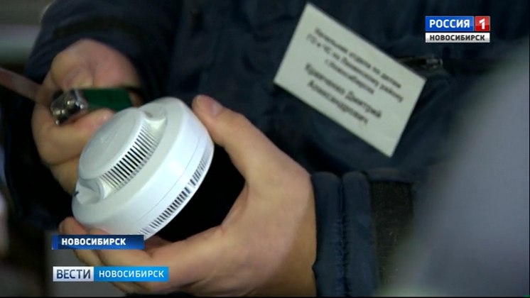 Сотрудники МЧС установили пожарные извещатели в домах новосибирцев