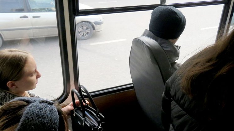 Странные манипуляции мужчины в троллейбусе напугали жительницу Новосибирска