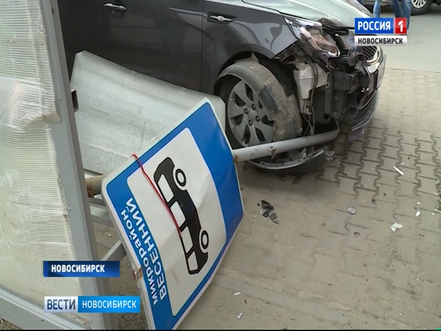 Шесть человек увезли на «скорой» после аварии на остановке в Новосибирске