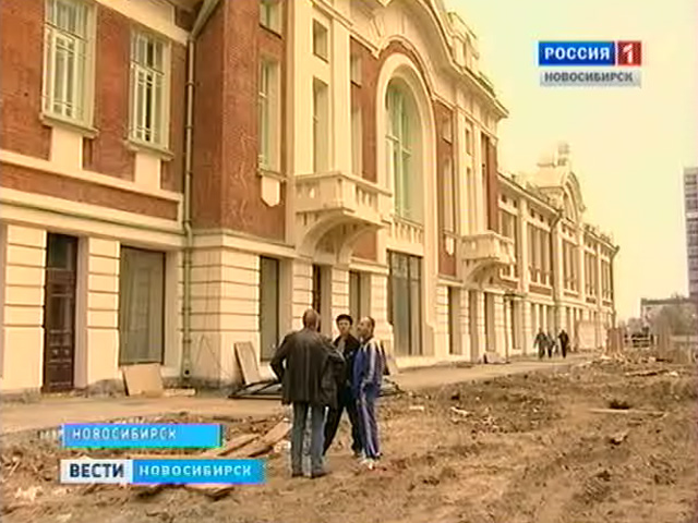Комиссия не приняла работу строителей, ремонтирующих кровлю краеведческого музея