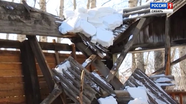 В Красноярском крае под тяжестью снега рушатся крыши