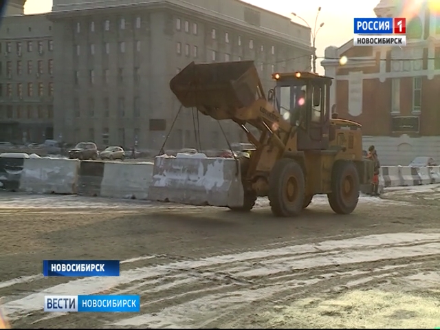 В Новосибирске начался монтаж новогодней площадки на площади Ленина