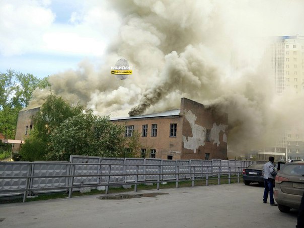 В Новосибирске загорелось заброшенное здание военного госпиталя