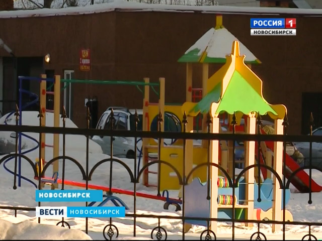 В Новосибирске разгорелся спор вокруг перегороженной забором улицы Романова