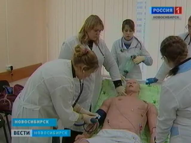 Студенты Новосибирского медуниверситета учатся лечить и оперировать на куклах