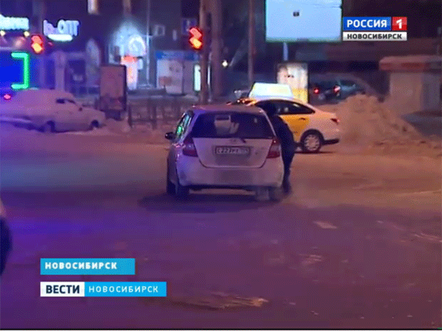 В Новосибирске автоледи протащила на капоте своей машины сотрудника ДПС 