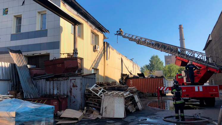 Пожарные потушили серьезное возгорание на складе в Новосибирске