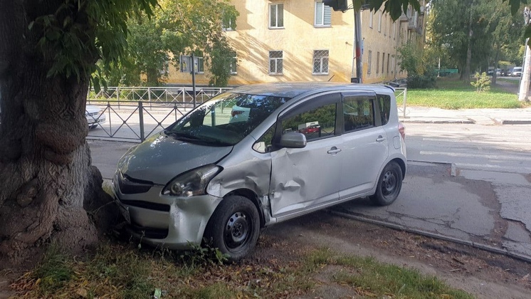 В Новосибирске в результате ДТП автомобиль влетел в дерево