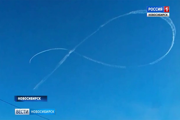 Гигантскую восьмерку нарисовал самолет в небе над Новосибирском