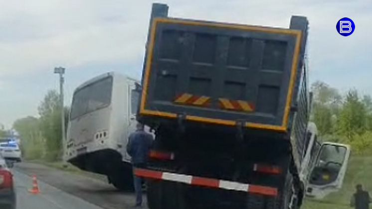 Новосибирская полиция рассказала об аварии грузовика и автобуса под Искитимом