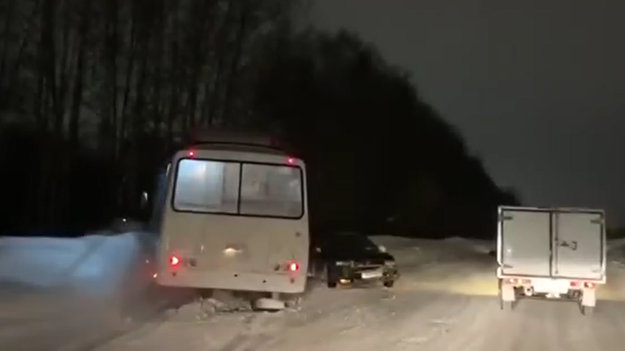 Под Новосибирском автобус с пассажирами выехал на «встречку» и снёс седан