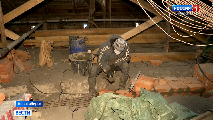 Новосибирцы вынуждены жить в доме с дырявой крышей из-за затянувшегося капремонта