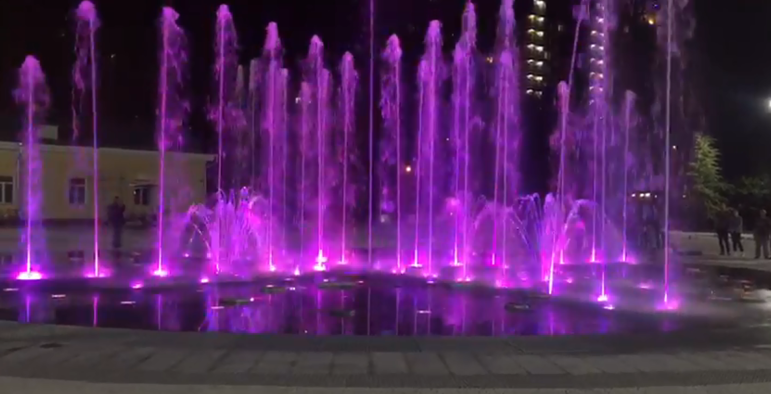 В Центральном парке Новосибирска тестируют светомузыкальный фонтан