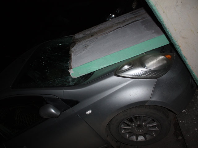 Бетонная плита упала на автомобиль в Новосибирске