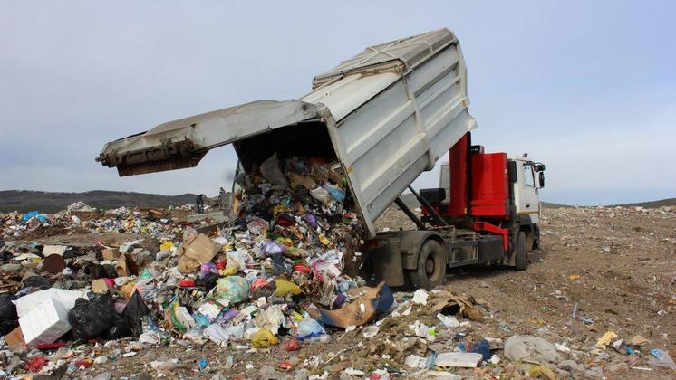 Два крупных новосибирских перевозчика мусора расторгли контракты