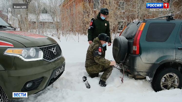 Новосибирские военные помогли женщине достать застрявший в снегу автомобиль
