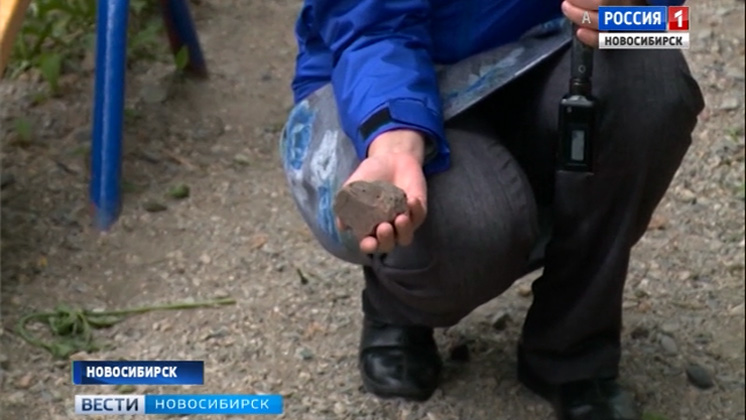 Игры на камнях: в одном из новосибирских дворов новая детская площадка стала местом для травм