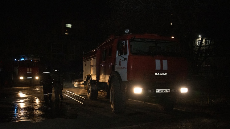 В Новосибирске пять человек эвакуировали из горящей пятиэтажки