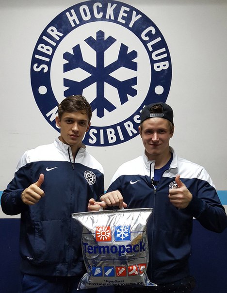 Хоккеисты «Сибири» раздавали мороженое прохожим