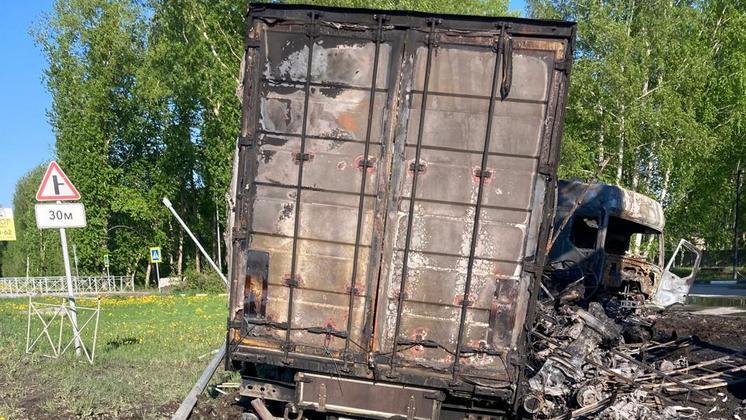 Под Новосибирском грузовой автомобиль въехал в АЗС и загорелся
