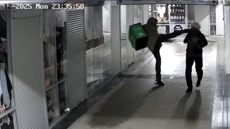 В Новосибирске курьер оплевал девушку и свалил бабушку ударом ноги в лицо