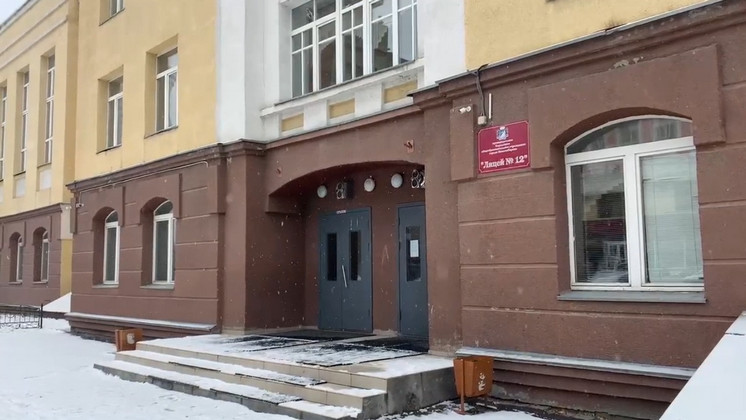 В Новосибирске после ЧП с упавшими в кипяток мужчинами отключили тепло в лицее