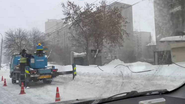 Сильные снегопады завалили улицы и тротуары по всей Новосибирской области
