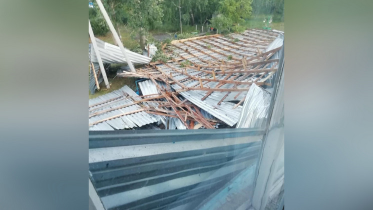 Ущерб для школы с сорванной ураганом крышей в новосибирском посёлке оценили в четыре миллиона