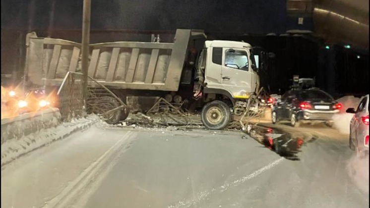 Грузовик снёс дорожное ограждение на Бердском шоссе в Новосибирске