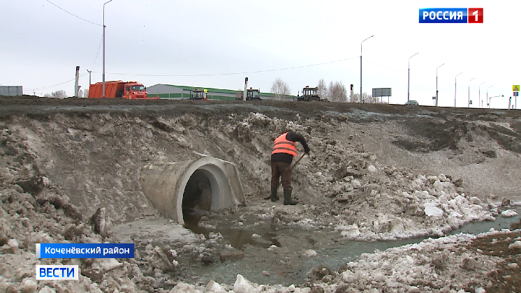 Дорожные службы борются с затоплением дорог талыми водами в Новосибирской области
