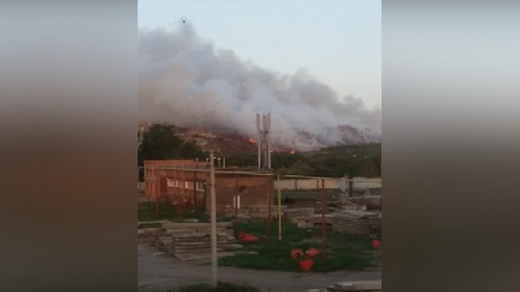 Мусорная свалка загорелась в Ленинском районе Новосибирска