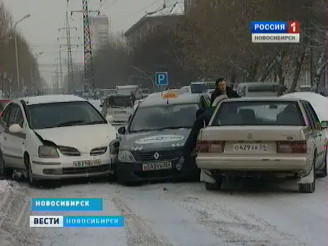 Сегодня утром движение в Новосибирске парализовали многокилометровые пробки