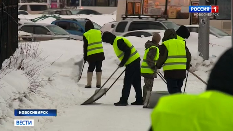 Приговоренные к обязательным работам вышли на борьбу со снегом в Новосибирске