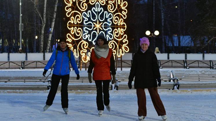 В Центральном парке Новосибирска открыли ледовый каток