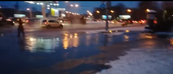 В Новосибирске Площадь Труда залило водой