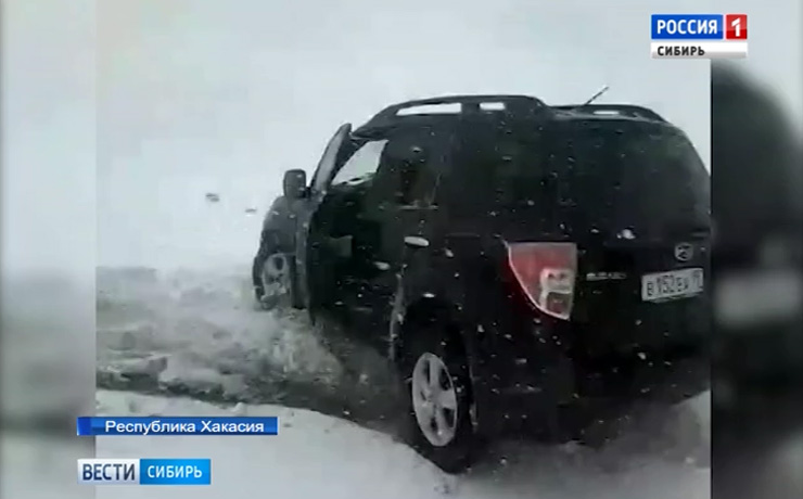 На трассе в Хакасии устраняют последствия снегопада