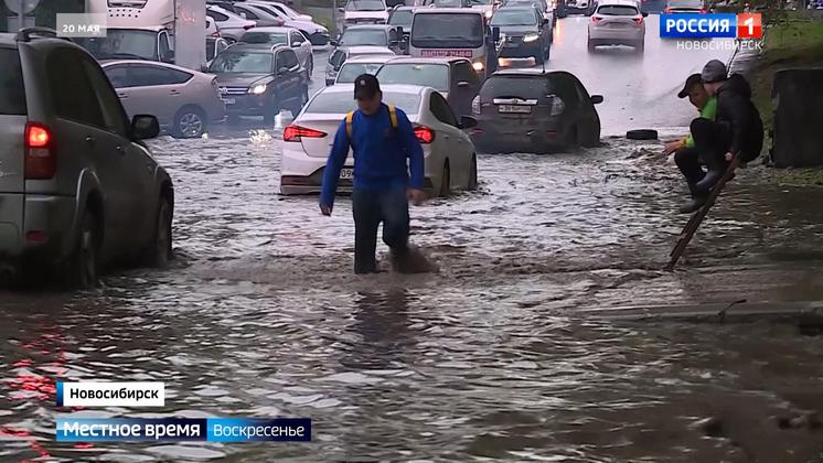 Ураган и ливень с градом накрыли Новосибирск и затопили улицы